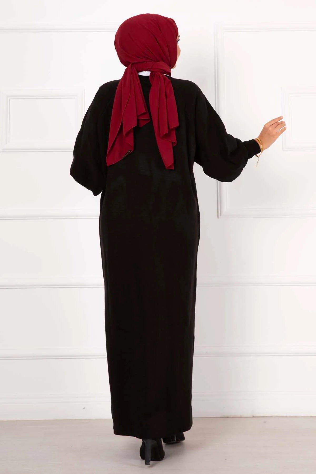 Robe noire en maille à manches bouffantes