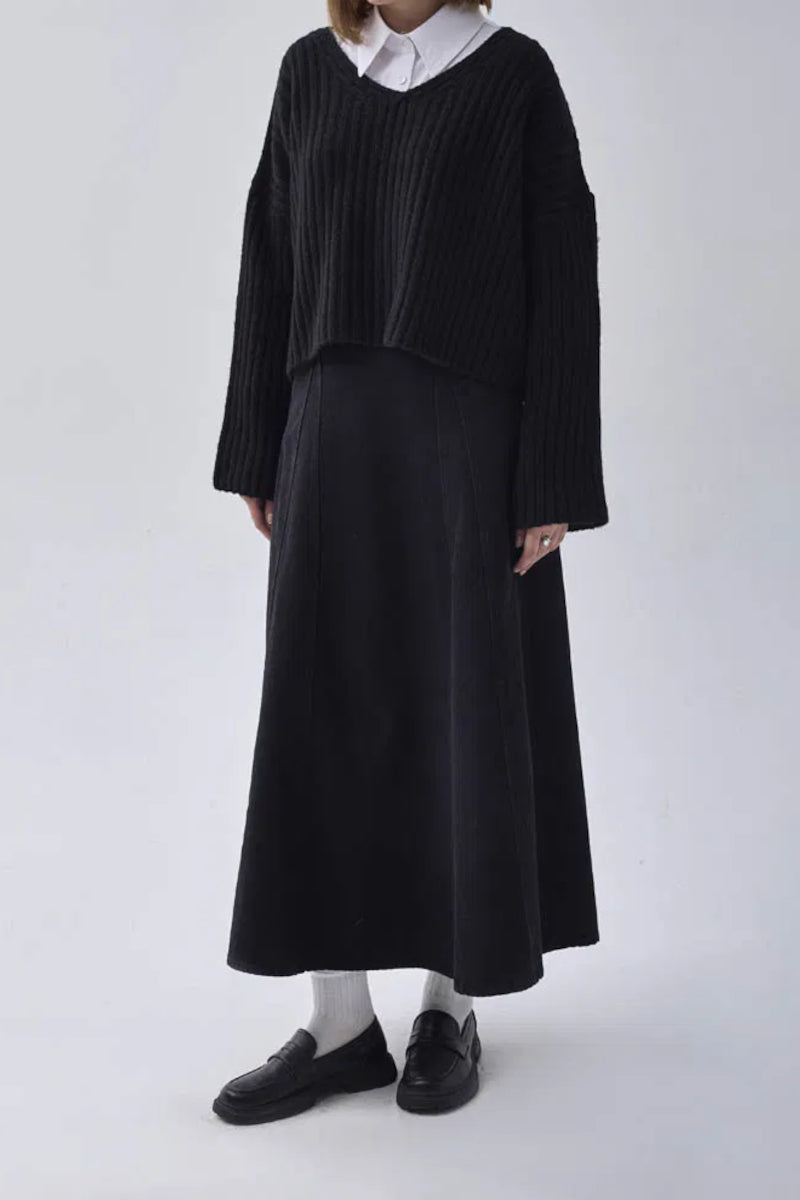 Pull court à col en V – Noir