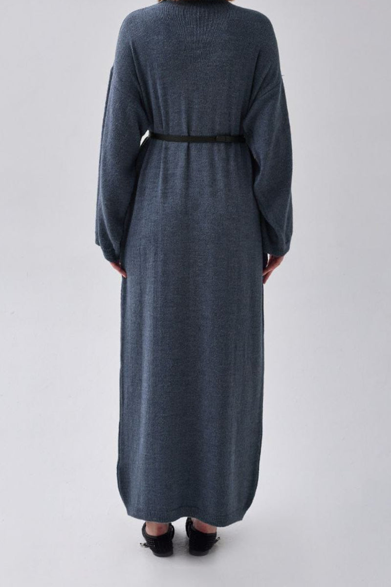 Robe en maille indigo à col V