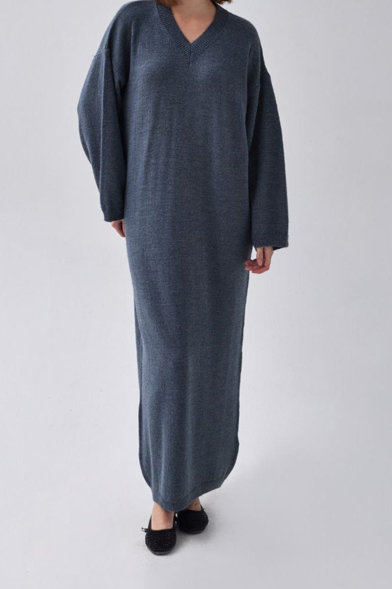 Robe en maille indigo à col V