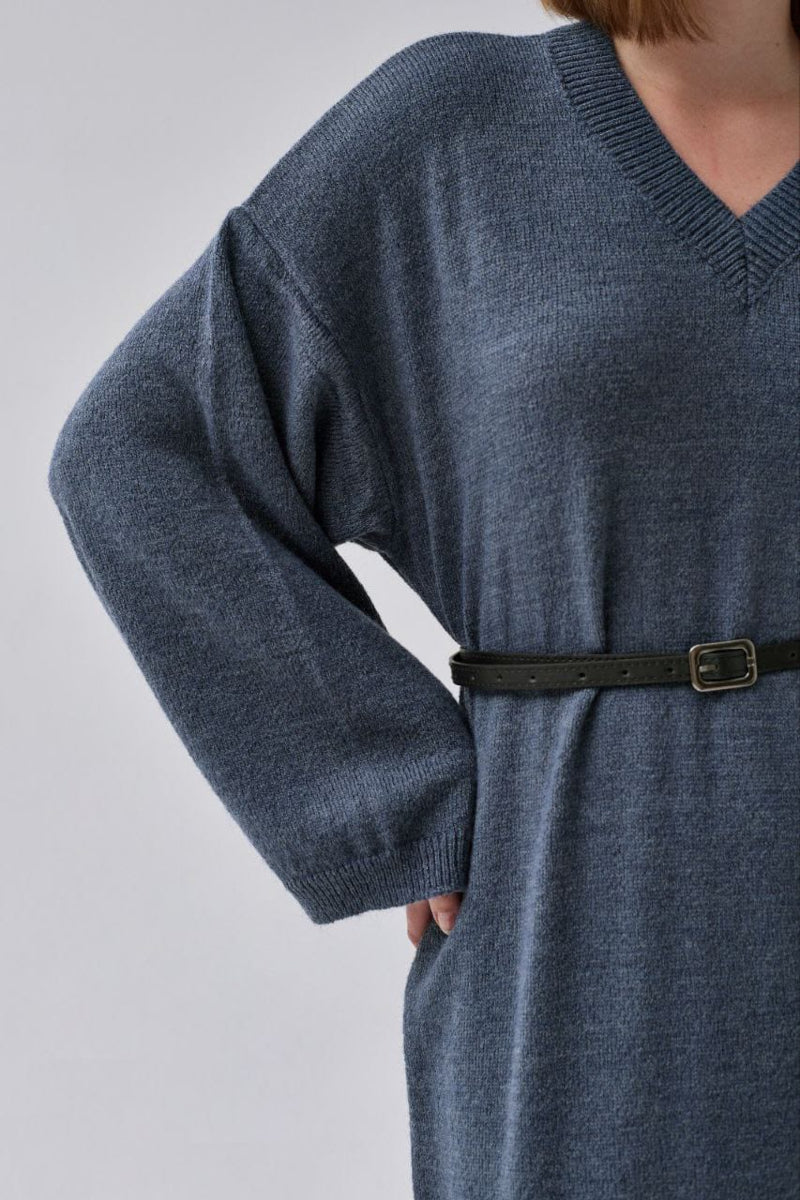 Robe en maille indigo à col V