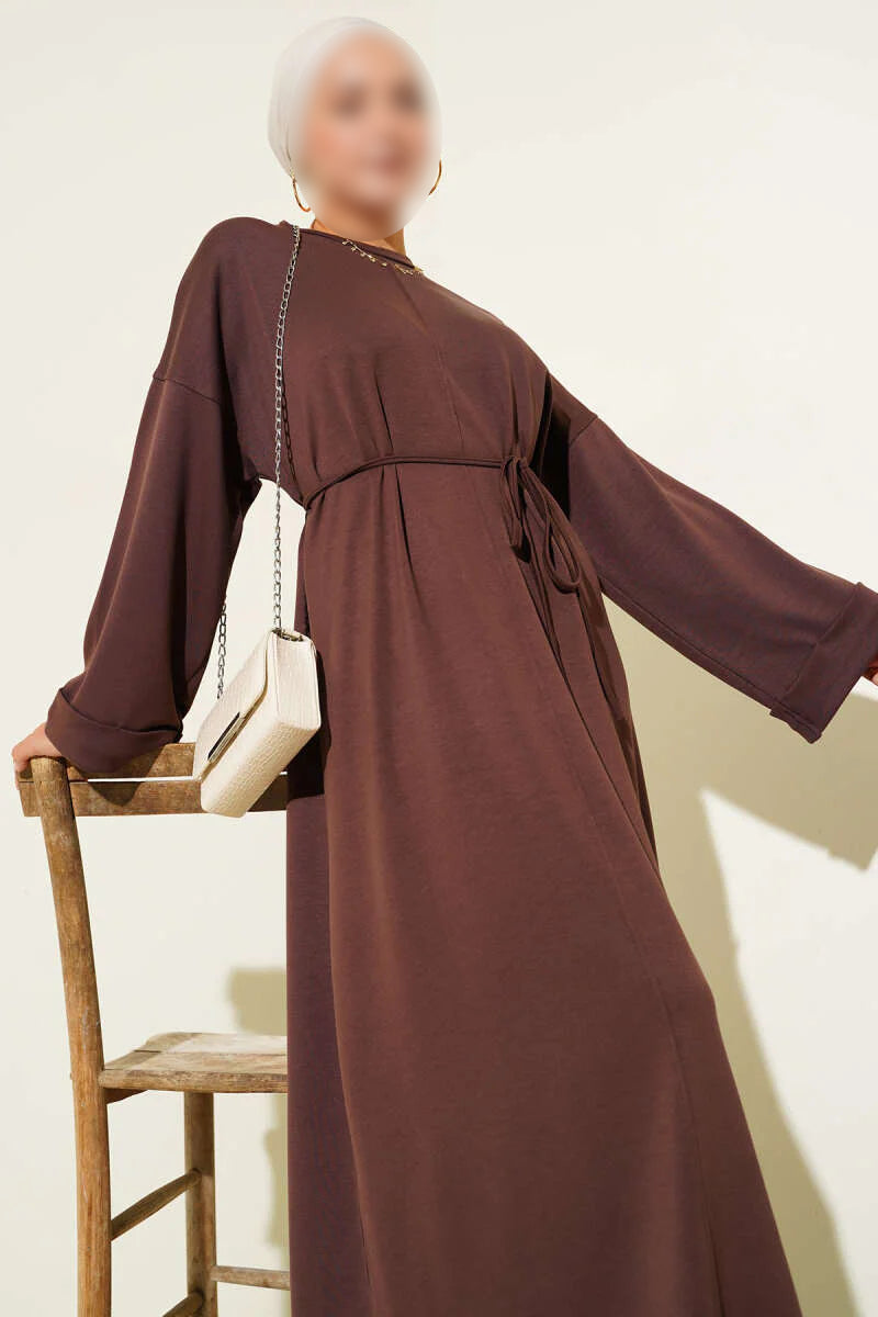 Robe ample à deux manches et ceinture en corde, marron
