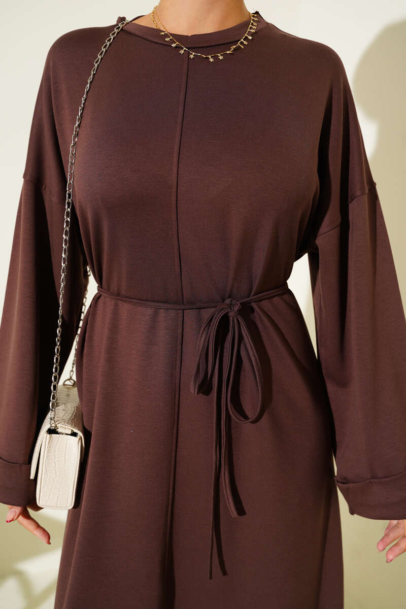 Robe ample à deux manches et ceinture en corde, marron