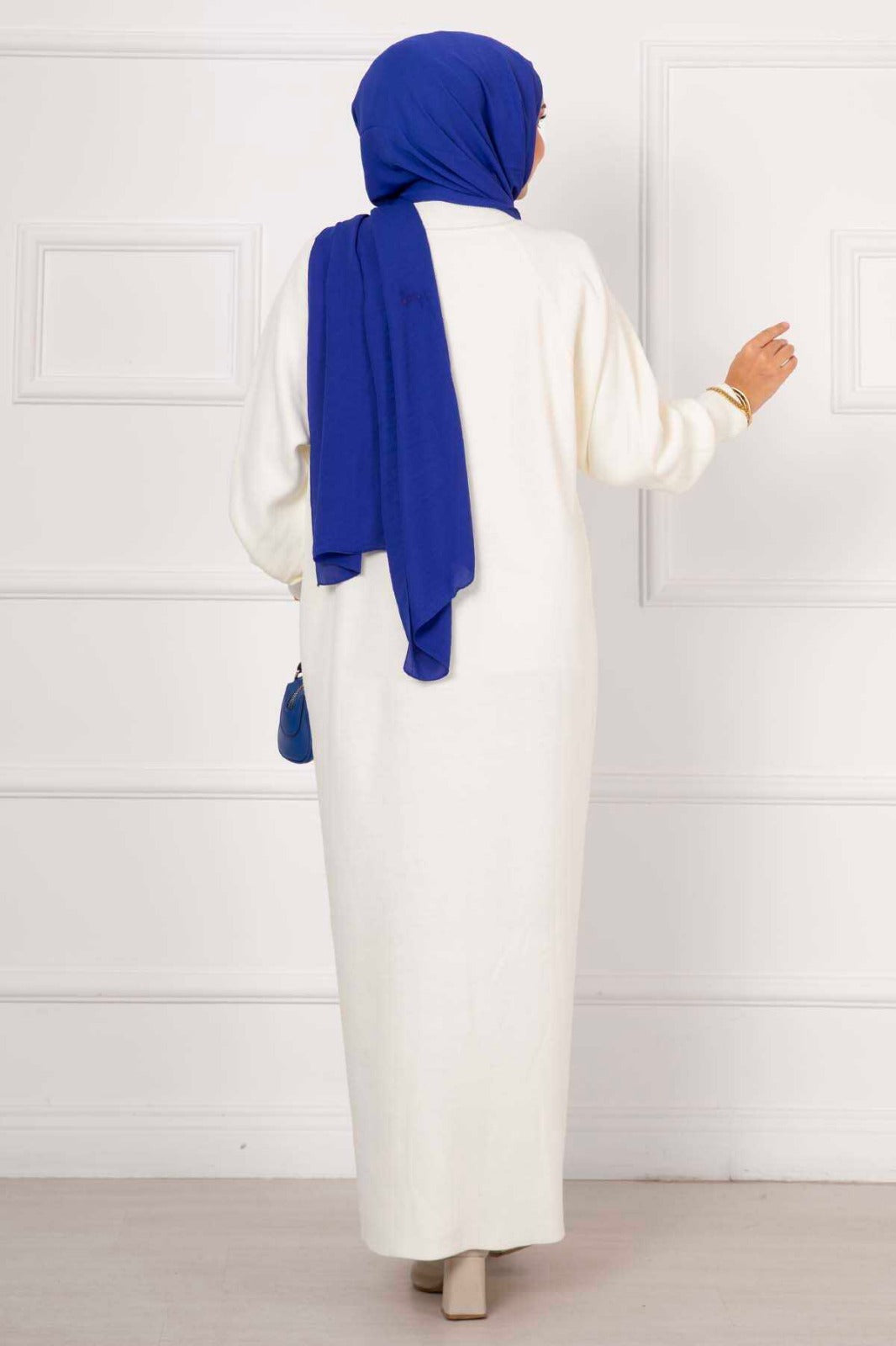 Robe en maille écru à manches bouffantes