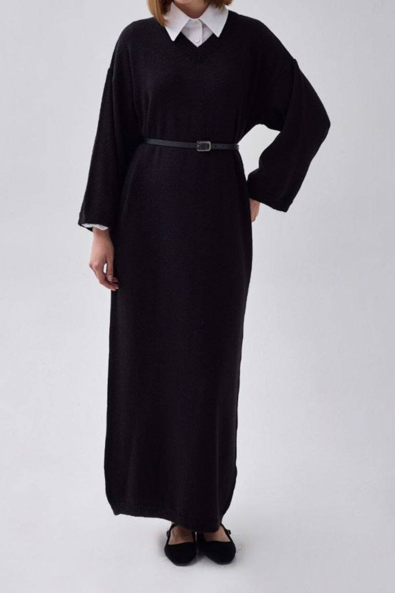 Robe noire en maille à col V